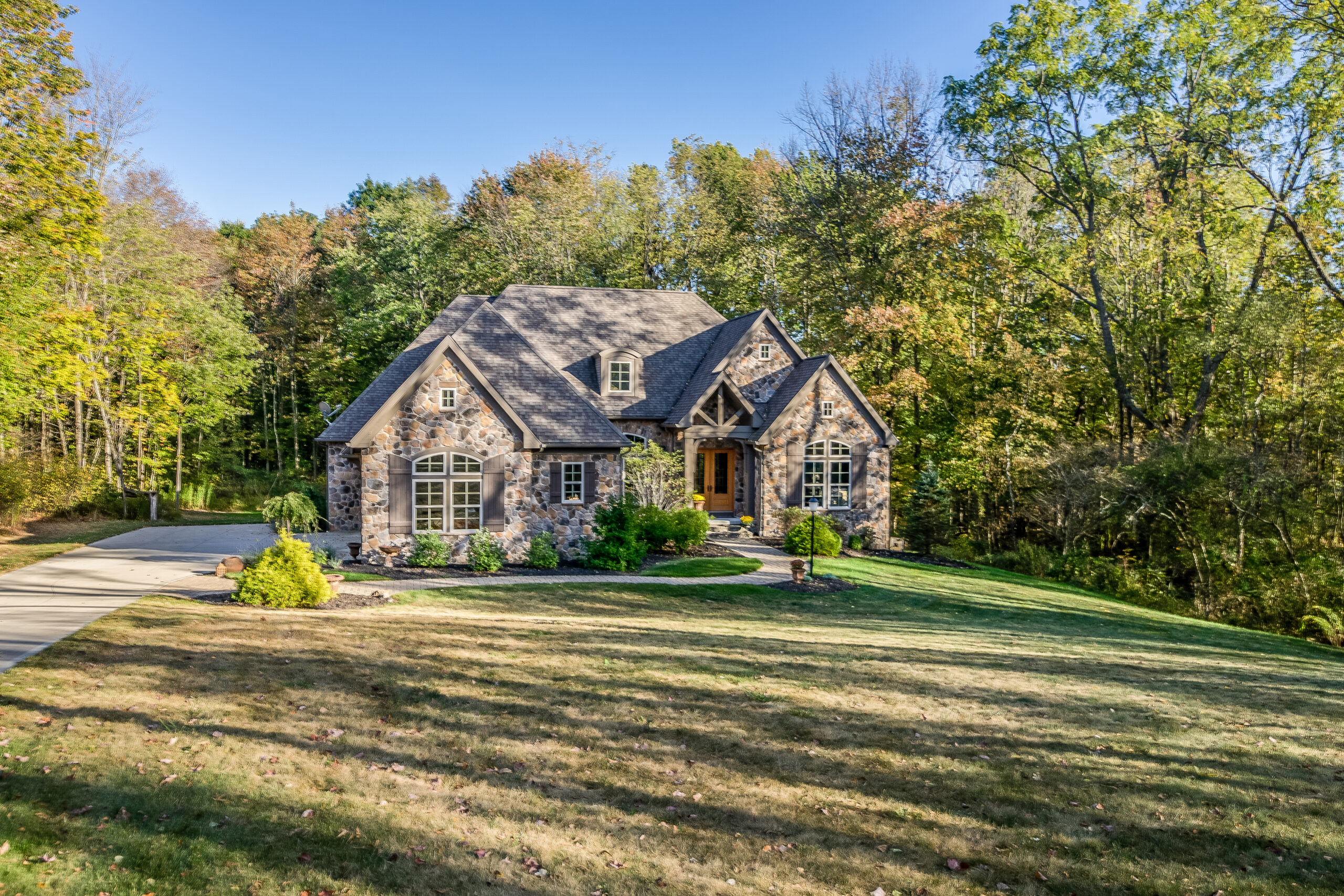 Atlanta-real-estate-with-pretty-yard